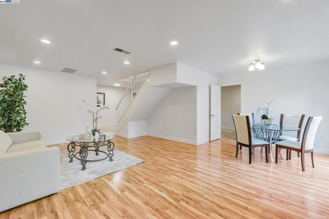 208 Siskiyou Ct, Walnut Creek CA: https://media.crmls.org/mediaz/50afe0d7-64a4-4a05-ac19-f225adf8f0f7.jpg