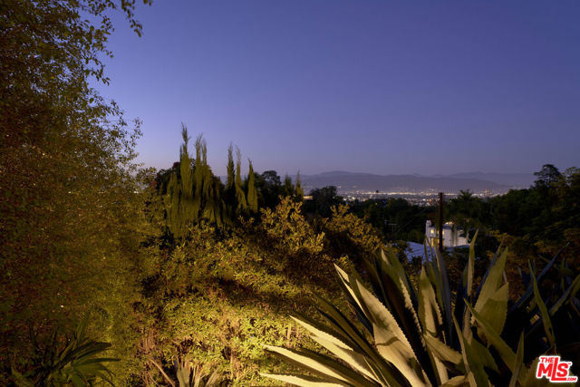 11764 Laurelcrest Drive, Studio City CA: https://media.crmls.org/mediaz/50b13d0c-6376-4510-8383-cdfff0be59c5.jpg