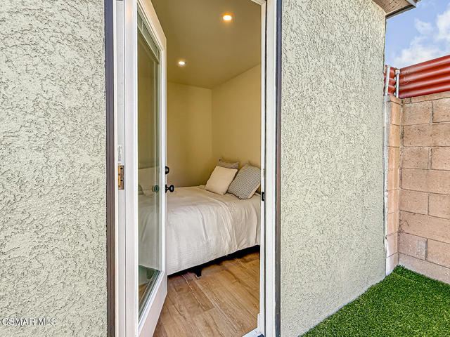 7530 Gaviota Avenue, Lake Balboa CA: https://media.crmls.org/mediaz/50b1de74-725e-471b-83f8-c5e379060e37.jpg