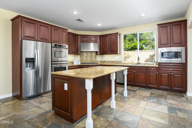 167 Bellafonte Court, Camarillo CA: https://media.crmls.org/mediaz/50b1e994-8258-4fa6-b218-83e0e0397c56.jpg
