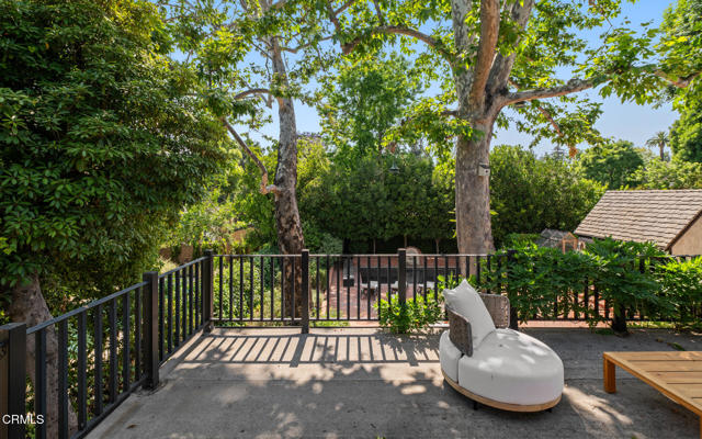 1241 S Oak Knoll Avenue, Pasadena CA: https://media.crmls.org/mediaz/50b21670-6206-4efe-887d-34d4e50ab4a2.jpg