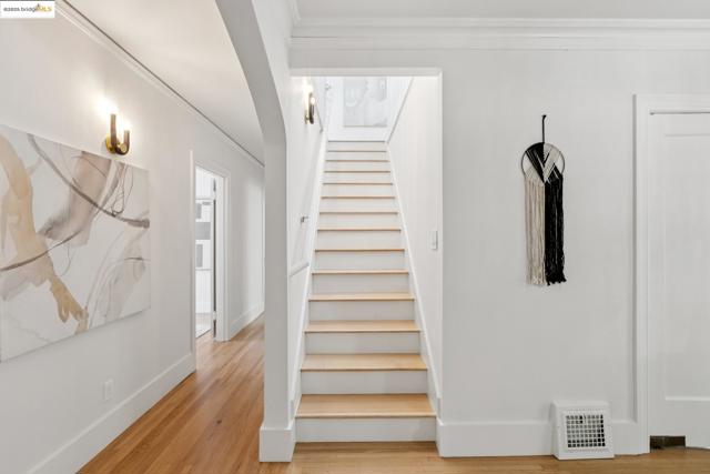 924 Trestle Glen Rd, Oakland CA: https://media.crmls.org/mediaz/50b3513c-9694-4a4a-ba97-129bd09ece34.jpg