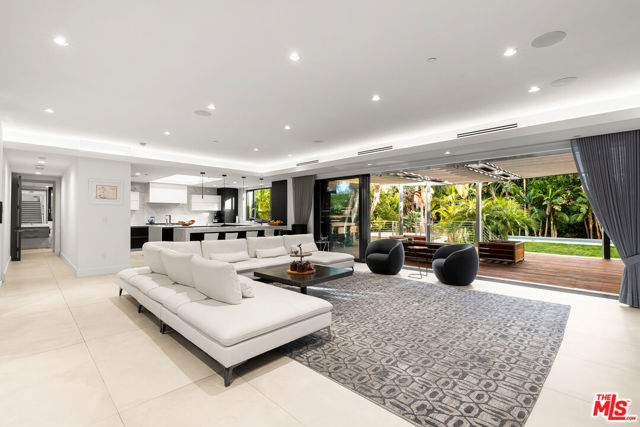 13524 D'Este Drive, Pacific Palisades CA: https://media.crmls.org/mediaz/50b3fa01-0a71-43eb-b12c-cb80f572710b.jpg