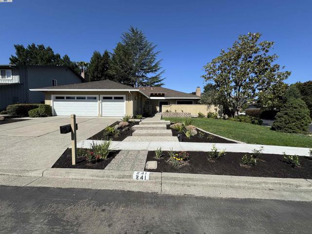 241 Belaire Ct, Danville CA: https://media.crmls.org/mediaz/50b48f0e-e101-4c5d-8fa1-9dea21a84f2e.jpg