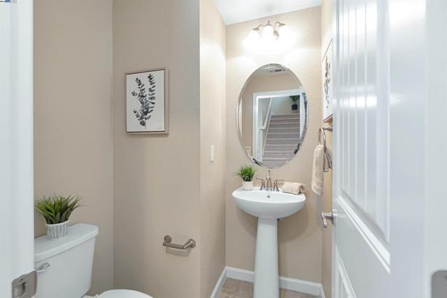 328 C St, Hayward CA: https://media.crmls.org/mediaz/50b4a097-6ab9-4f7c-b420-436b0a7046af.jpg