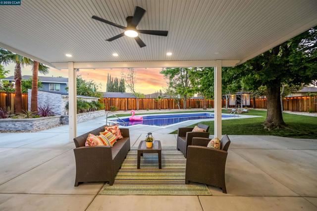 27 Briarwood Ct, Brentwood CA: https://media.crmls.org/mediaz/50b5e0b5-aa44-46c2-a77b-8a893519588a.jpg