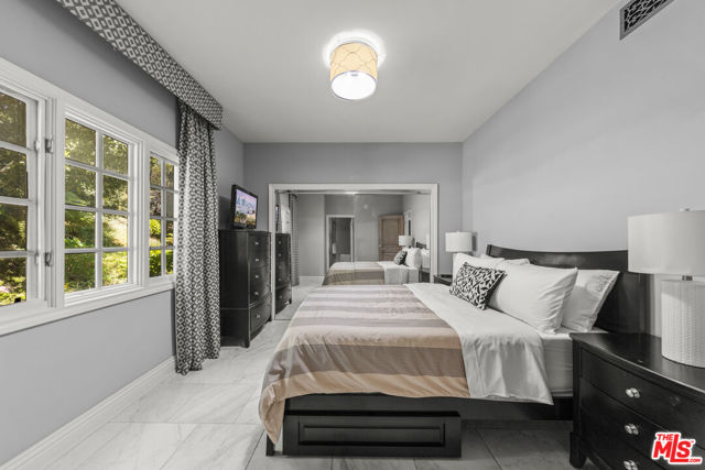 3170 KINGS Court, Los Angeles CA: https://media.crmls.org/mediaz/50b665df-9805-4ef5-a37a-4bf3cdd64637.jpg