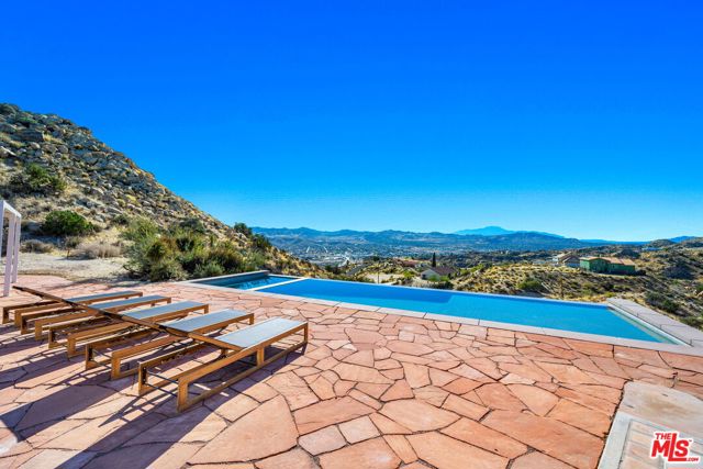 57387 San Juan Road, Yucca Valley CA: https://media.crmls.org/mediaz/50b6b507-c16a-44a6-b4f3-611eae17d44d.jpg