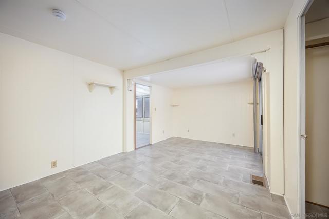 2950 Iris Ave, San Diego CA: https://media.crmls.org/mediaz/50b6c121-8574-4a48-99b2-d94362ca40b0.jpg