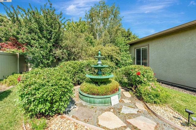 2453 Gardenstone Pl, Manteca CA: https://media.crmls.org/mediaz/50b8ab59-2133-4558-ab7a-8ad14381f920.jpg