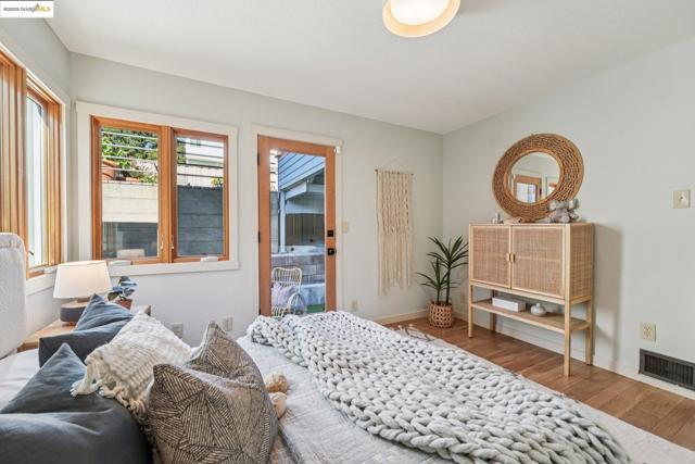 19 Highland Blvd, Kensington CA: https://media.crmls.org/mediaz/50b93de1-98a7-43a3-8528-ff354b5d80bf.jpg