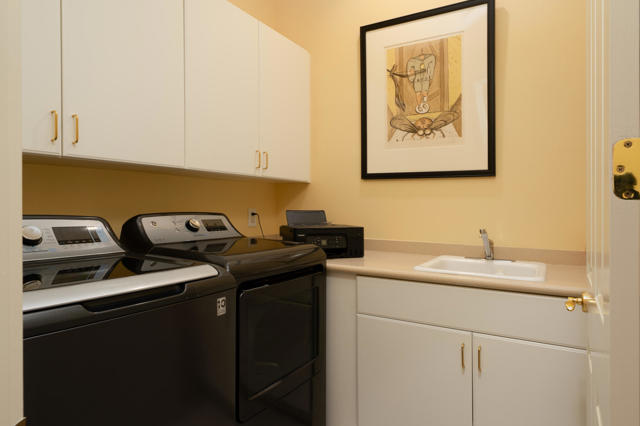 6 Dickens Court, Rancho Mirage CA: https://media.crmls.org/mediaz/50b9cb28-c762-4009-b97e-c81df26b4f67.jpg