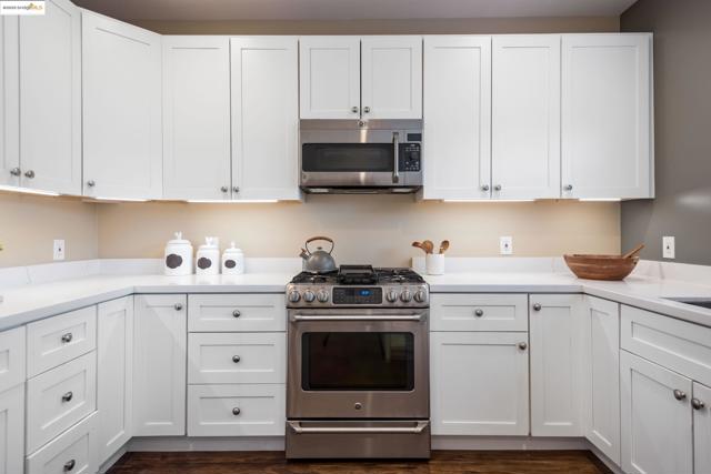 6528 Dover St, Oakland CA: https://media.crmls.org/mediaz/50ba0b9c-71ee-469d-9433-f3b5edee9740.jpg