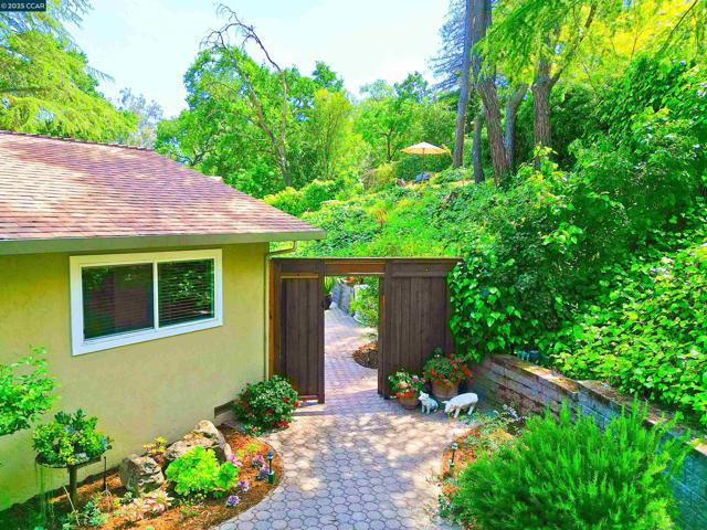 911 Sousa Drive, Walnut Creek CA: https://media.crmls.org/mediaz/50ba79bc-9a6f-48e8-80d6-46947c83b441.jpg