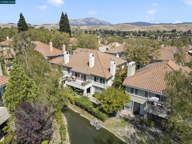 3094 Lakemont Dr, San Ramon CA: https://media.crmls.org/mediaz/50bbee17-9c93-4fb8-8b0b-5420e35a46c2.jpg