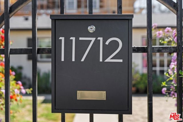 11710 Hartsook Street, Valley Village CA: https://media.crmls.org/mediaz/50bc3fb4-38e5-407e-b6e3-9b63c6a4f461.jpg