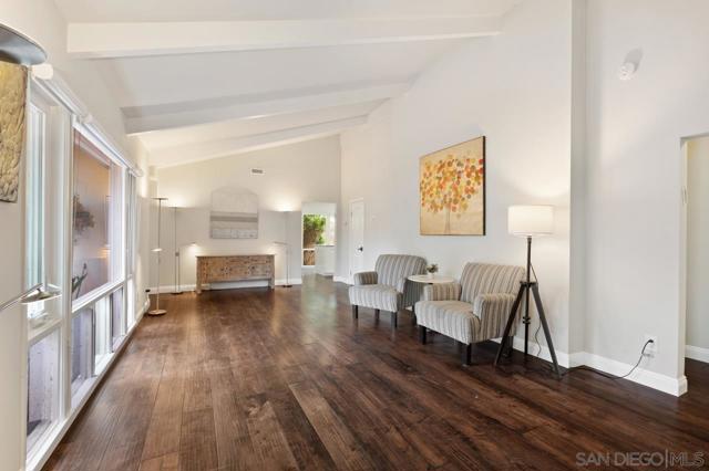 8874 La Jolla Scenic Dr N, La Jolla CA: https://media.crmls.org/mediaz/50bd00e1-3489-44b3-9440-e934a552ca7b.jpg
