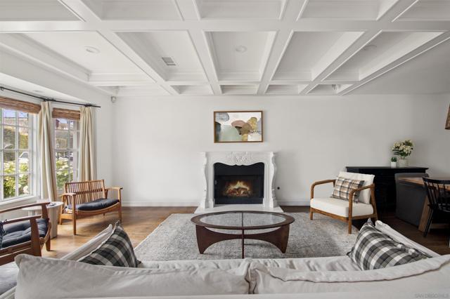 5640 Waverly Ave, La Jolla CA: https://media.crmls.org/mediaz/50bd3cf3-f631-43bc-9554-4a7ef2bd6083.jpg