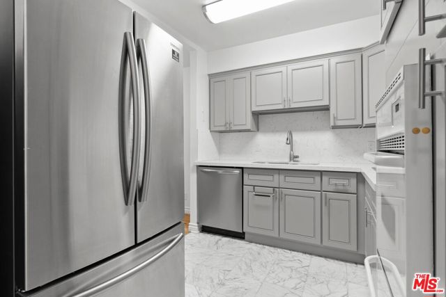 9950 Durant Drive, Beverly Hills CA: https://media.crmls.org/mediaz/50bd4eb5-a5b2-409f-84a1-78faaf4af933.jpg