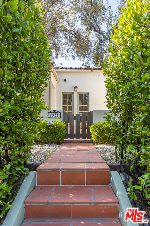 7361 Oakwood Avenue, Los Angeles CA: https://media.crmls.org/mediaz/50bef51e-d609-4032-818f-1cf478db82e0.jpg