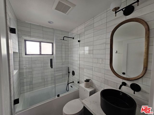 17 Sunset Avenue, Venice CA: https://media.crmls.org/mediaz/50bf59f0-8076-425f-8e16-9a87144e017b.jpg