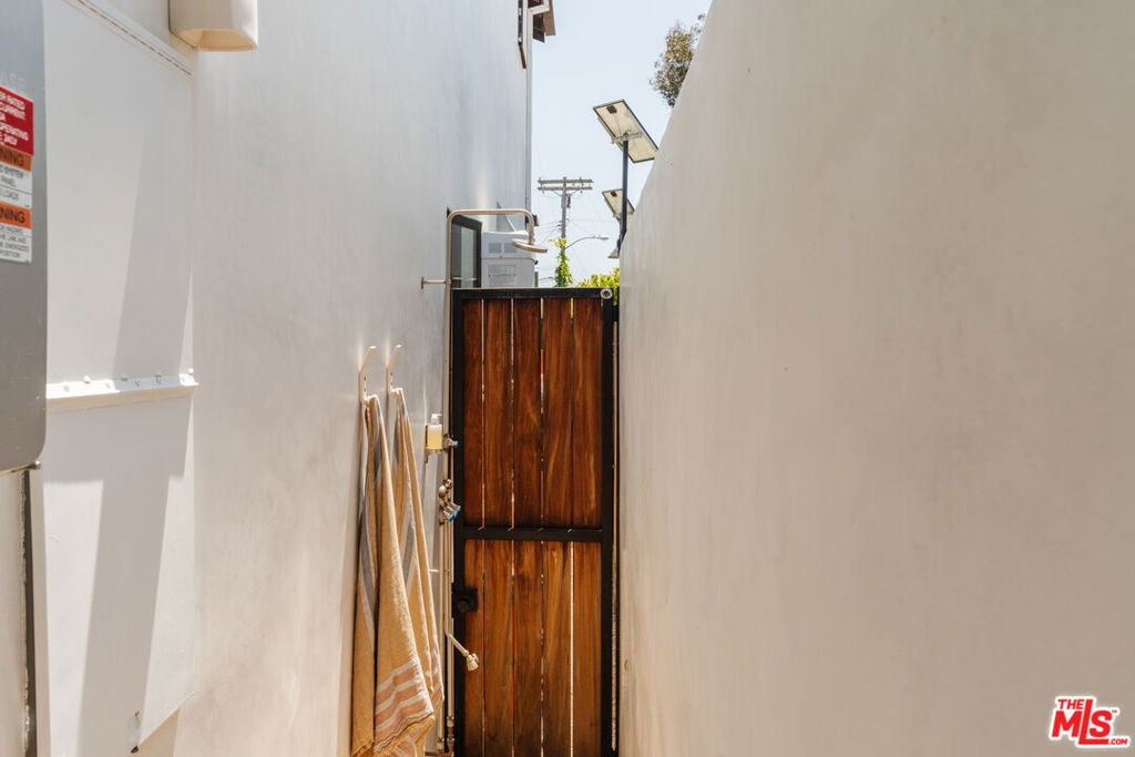 https://media.crmls.org/mediaz/50bfecbd-638d-4846-b25a-09d9e73f5891.jpg?preset=X-Large