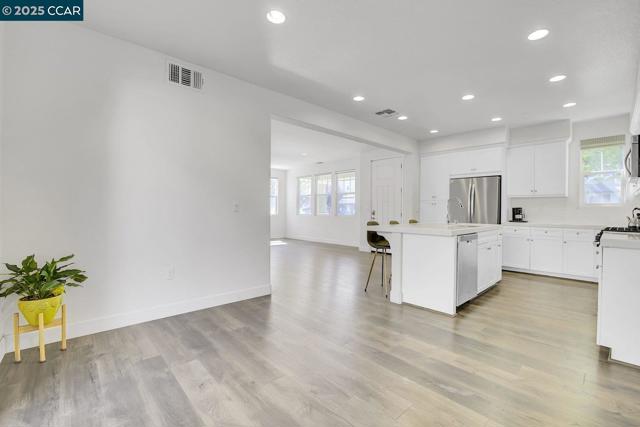 330 Pacifica Dr, Brentwood CA: https://media.crmls.org/mediaz/50c0ff5b-f198-4bd8-95fc-8de7edc5cb5f.jpg