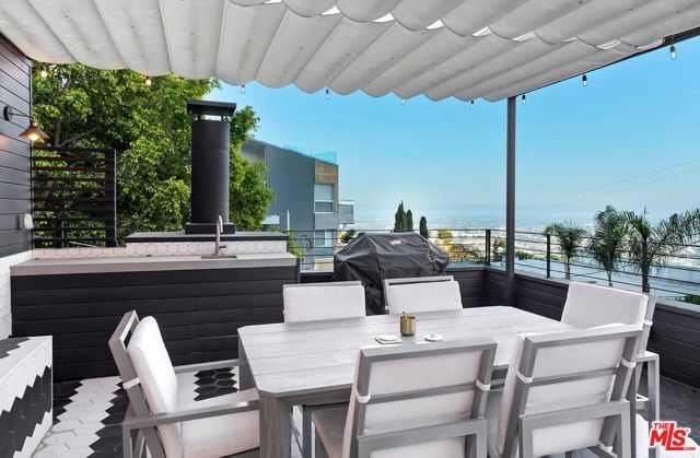 2164 Sunset Plaza Drive, Los Angeles CA: https://media.crmls.org/mediaz/50c13401-7a62-44cc-b0ab-cac31f7d8792.jpg