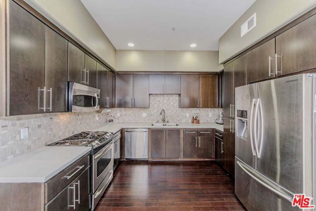 4644 Coldwater Canyon Avenue, Studio City CA: https://media.crmls.org/mediaz/50c14b5a-8b2a-42ec-81a9-857397d85d55.jpg