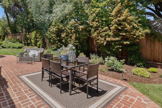 1435 Highland View Court, Los Altos CA: https://media.crmls.org/mediaz/50c20df1-301e-4a46-811e-852a9bc9c84b.jpg