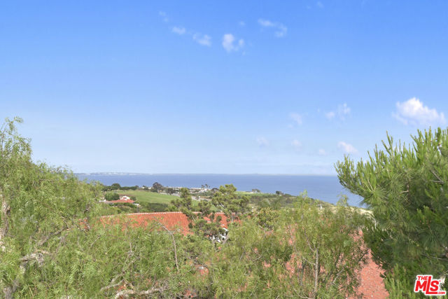 24728 Vantage Point Terrace, Malibu CA: https://media.crmls.org/mediaz/50c22ded-879f-4763-9f84-4557a46c90ca.jpg