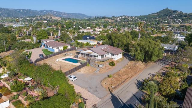 2231 Oak Hill Dr, Escondido CA: https://media.crmls.org/mediaz/50c31bf4-d1dc-4f49-97c2-db55315e05ed.jpg