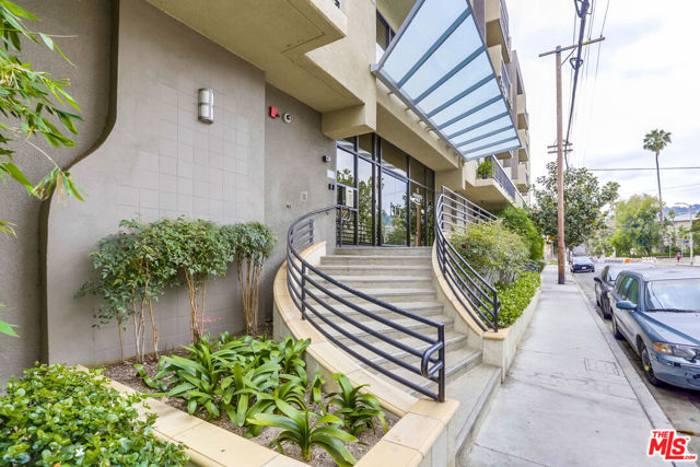 7320 Hawthorn Avenue, Los Angeles CA: https://media.crmls.org/mediaz/50c387ca-a14e-4d5d-9418-bf7b78228795.jpg