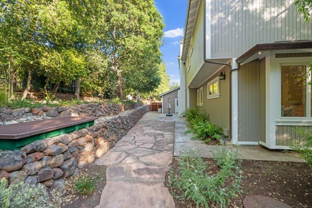 23447 Skyview Terrace, Los Gatos CA: https://media.crmls.org/mediaz/50c3d6b3-efcf-4cd9-8505-56555373a4b4.jpg
