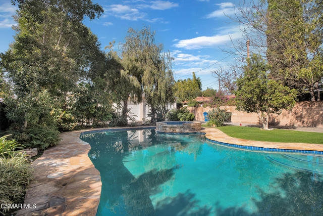 4539 Mammoth Avenue, Sherman Oaks CA: https://media.crmls.org/mediaz/50c4abff-3da8-4bd8-b709-9b9295b26965.jpg