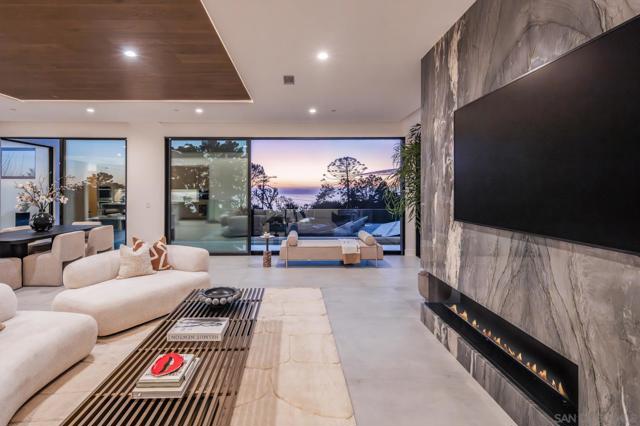 722 Amphitheatre Dr, Del Mar CA: https://media.crmls.org/mediaz/50c5273e-c100-40f1-a888-2f691145cbc2.jpg