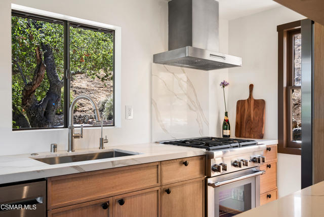 141 Lake Sherwood Drive, Lake Sherwood CA: https://media.crmls.org/mediaz/50c569c5-c29d-4aef-8bb3-2698b6ec9864.jpg