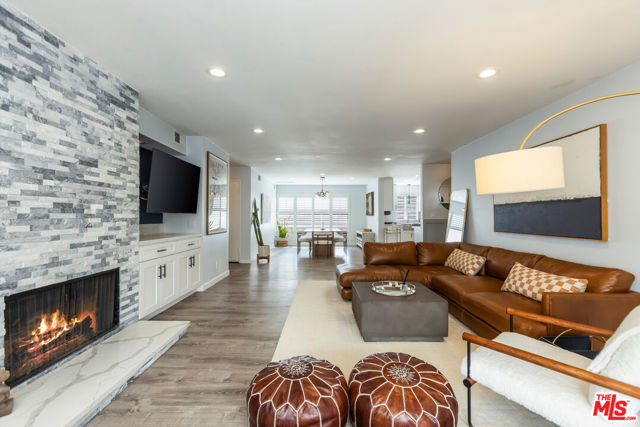 11828 Goshen Avenue, Los Angeles CA: https://media.crmls.org/mediaz/50c64e4f-e71f-4a3d-bc41-fdb4f3198404.jpg