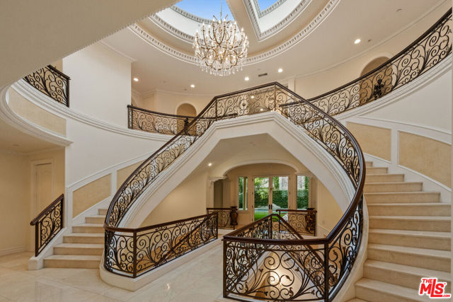 1455 Robmar Drive, Beverly Hills CA: https://media.crmls.org/mediaz/50c7aec1-8458-49bf-abba-ea5d6568d4f8.jpg