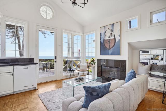931 Ocean Ave, Del Mar CA: https://media.crmls.org/mediaz/50c8559d-6e9b-4bc3-9b3a-8b54a9101c39.jpg