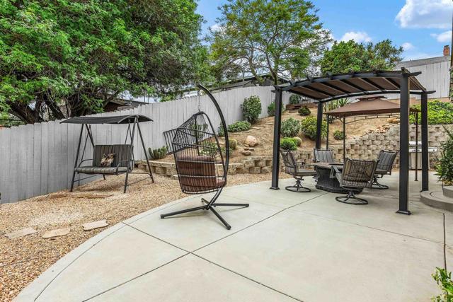 220 Journeys End, Vista CA: https://media.crmls.org/mediaz/50c89f65-cfb0-4620-87b0-5e7e9eefdfbf.jpg