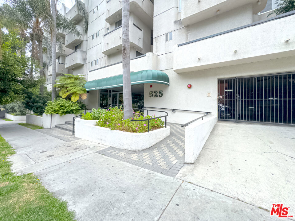 525 S Berendo Street #204