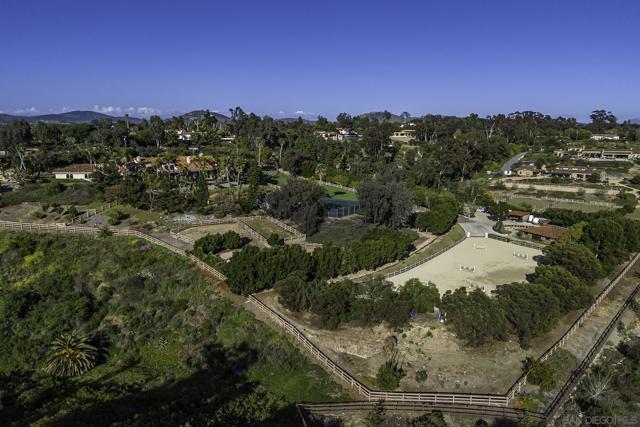 5305 La Crescenta, Rancho Santa Fe CA: https://media.crmls.org/mediaz/50ca3a52-8b28-4bbf-801e-960433ed9fc9.jpg