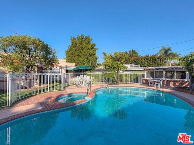 525 N Rexford Drive, Beverly Hills CA: https://media.crmls.org/mediaz/50ca7731-4d21-423d-9e83-d03f7b57ec81.jpg