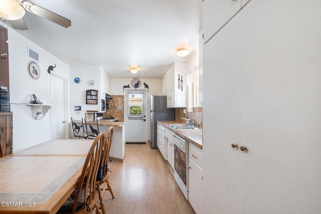 1748 Sutter Avenue, Simi Valley CA: https://media.crmls.org/mediaz/50cb978b-f2e4-4009-88b2-92b49ad15d94.jpg