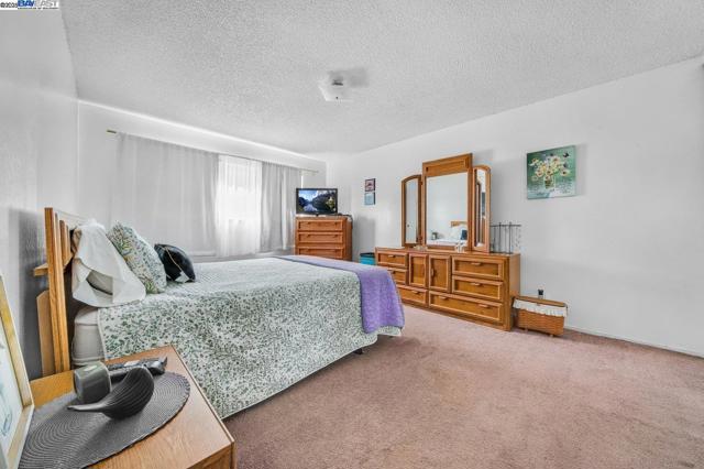 1738 7Th St, Berkeley CA: https://media.crmls.org/mediaz/50cc8ff9-9800-4b65-b48d-e0df0b77d1e2.jpg