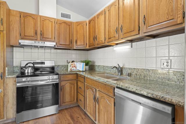 5768 CAMBER DR, San Diego CA: https://media.crmls.org/mediaz/50cd0ece-b1c7-48de-a77c-8a2f41339635.jpg