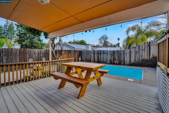 1274 Maywood Ln, Martinez CA: https://media.crmls.org/mediaz/50cdbc83-44db-4f48-a939-99724b8cd397.jpg