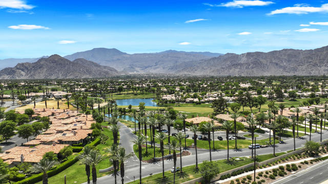 47788 Dancing Butterfly, La Quinta CA: https://media.crmls.org/mediaz/50cefb4a-ed91-4a91-8fe3-fbfcc7e3fb94.jpg