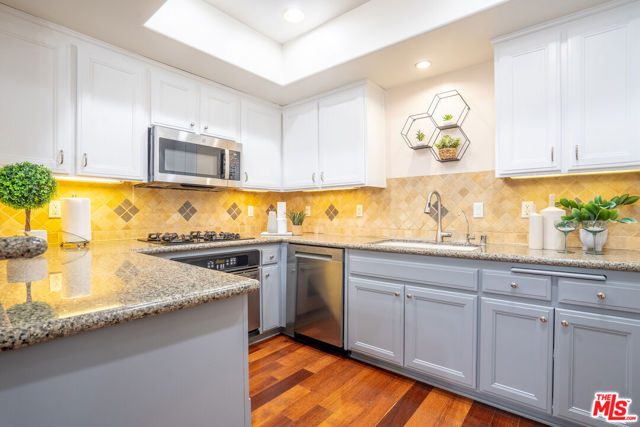 616 S Wilton Place, Los Angeles CA: https://media.crmls.org/mediaz/50d04c13-bf52-47e2-b18f-a256935575f5.jpg